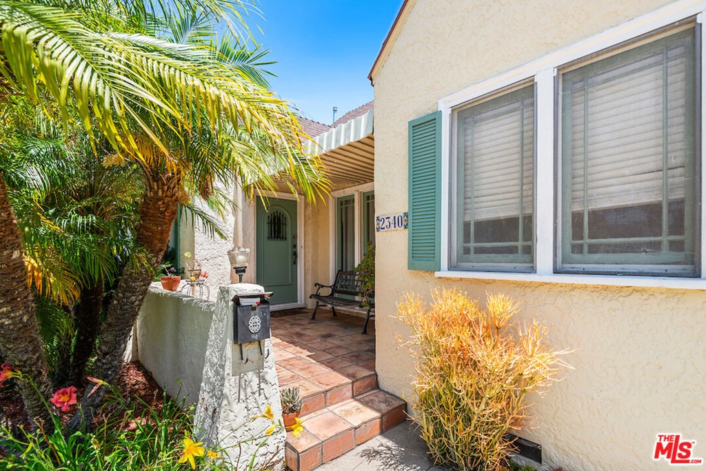 2340 MIDVALE Avenue Los Angeles, CA 90064