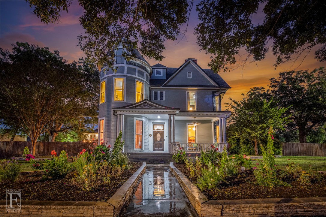 1207 N Austin Street