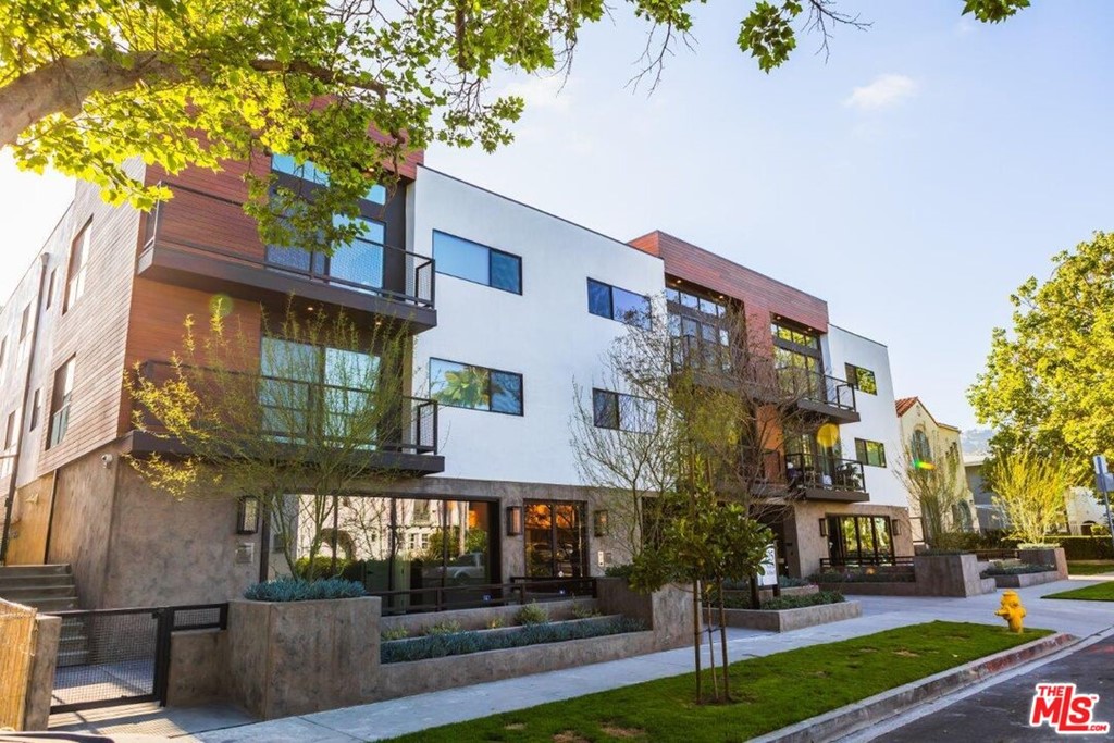 725 N Alfred Street #207