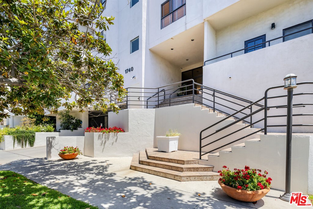 1740 MALCOLM Avenue #102 Los Angeles, CA 90024