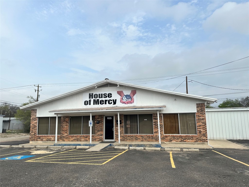 627 E Veterans Memorial Boulevard E