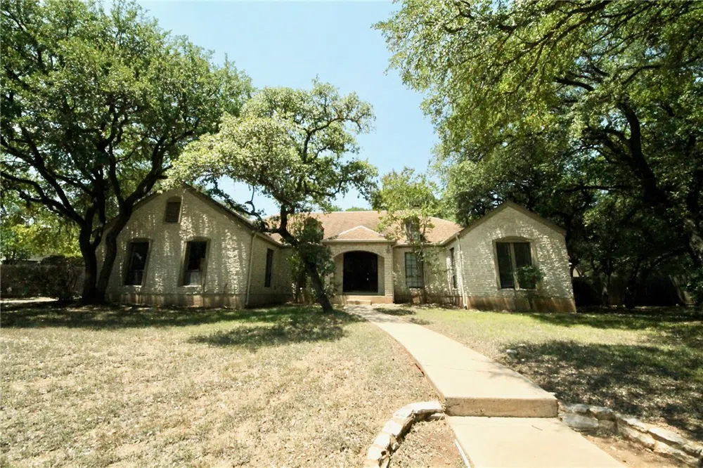 1500 Breezeknoll Circle