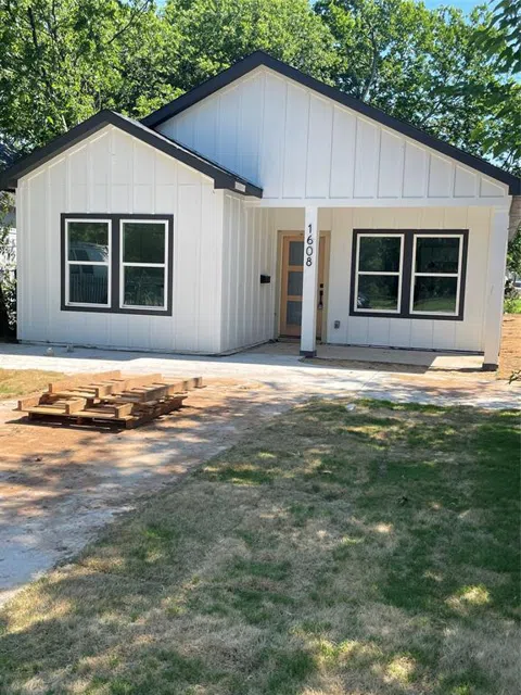 1608 Harris Court