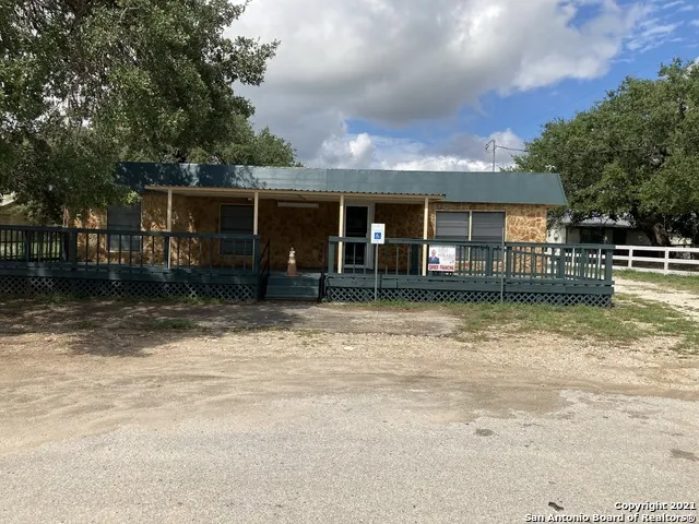 779 State Highway 173 S Devine, TX 78016