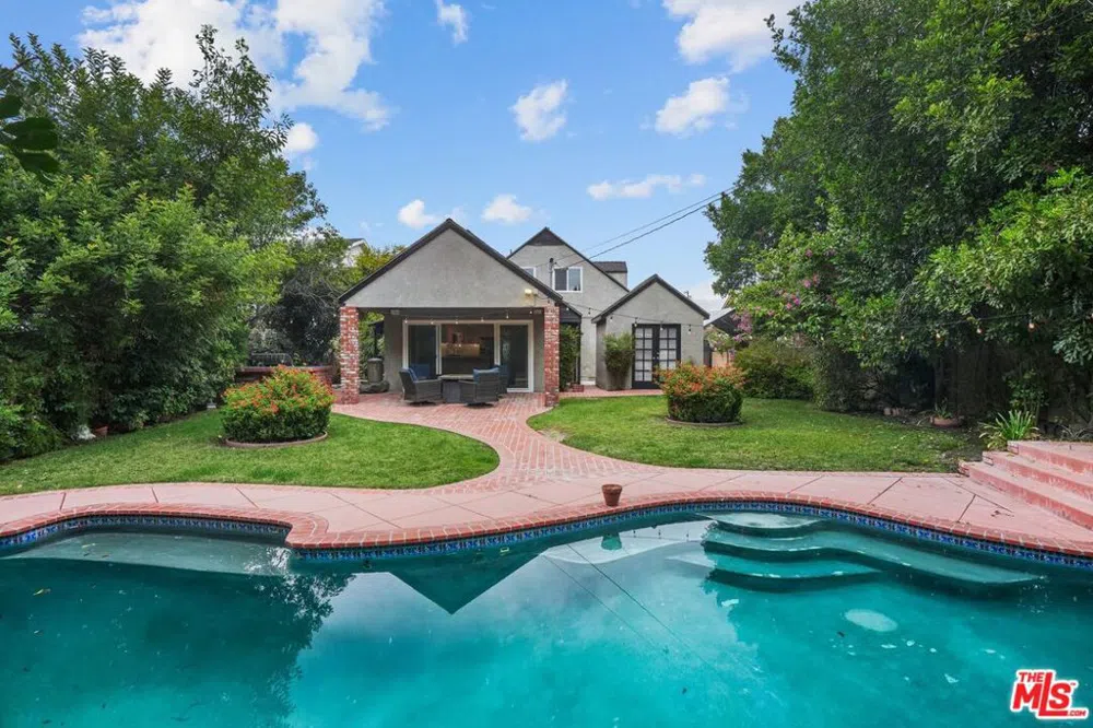 21126 Merridy Street Chatsworth, CA 91311