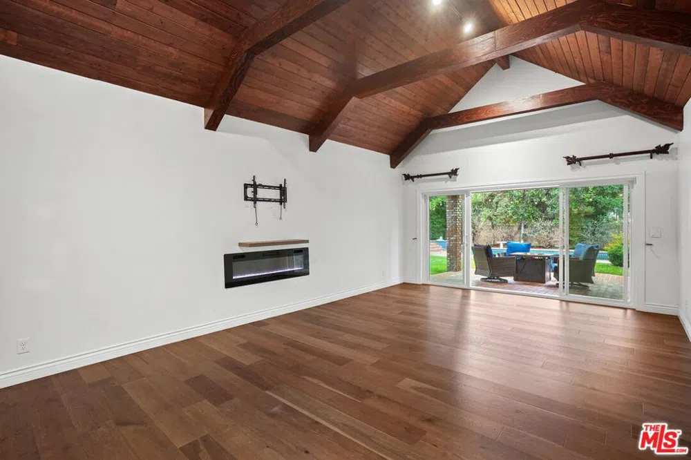 21126 Merridy Street Chatsworth, CA 91311