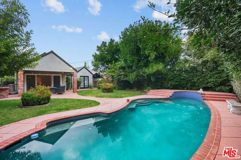 21126 Merridy Street Chatsworth, CA 91311