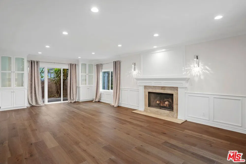 21126 Merridy Street Chatsworth, CA 91311
