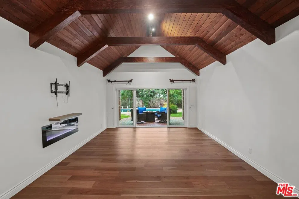 21126 Merridy Street Chatsworth, CA 91311