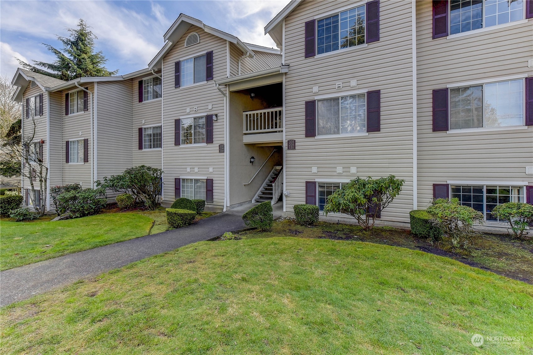 19230 Forest Park Drive NE #J131 Lake Forest Park, WA 98155