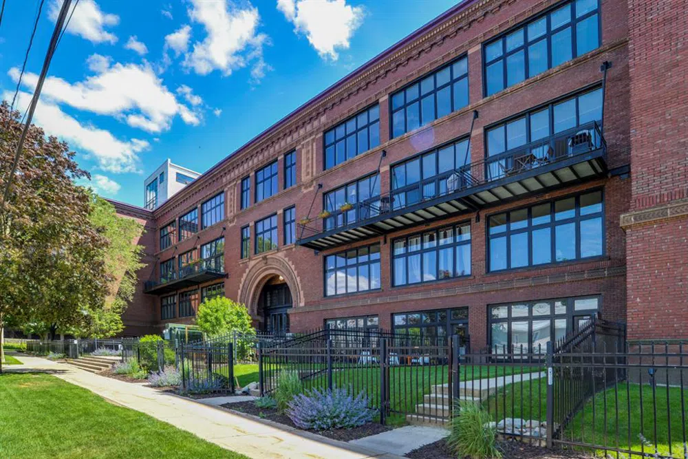 600 Broadway Avenue NW #305