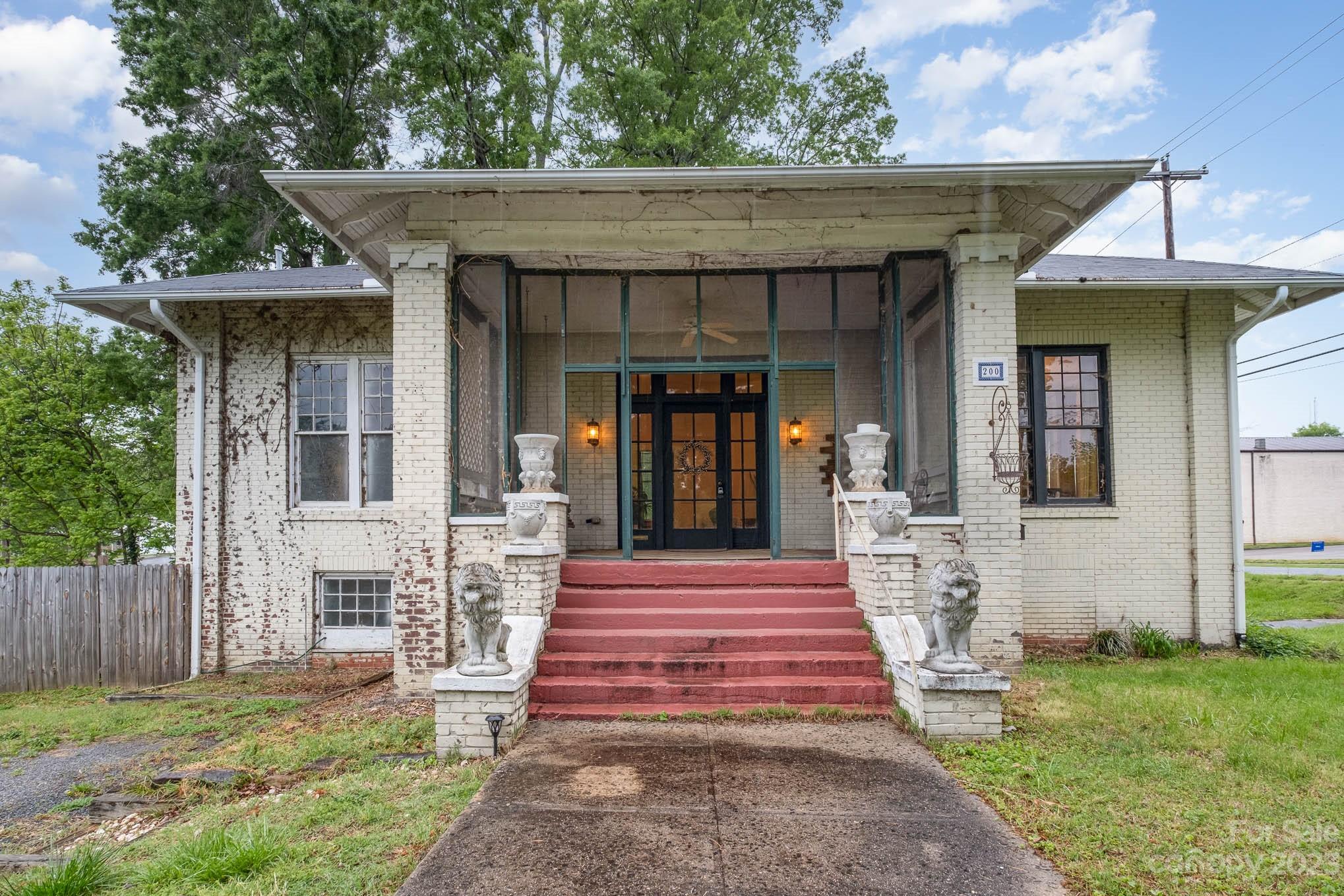 200 S Oak Street
