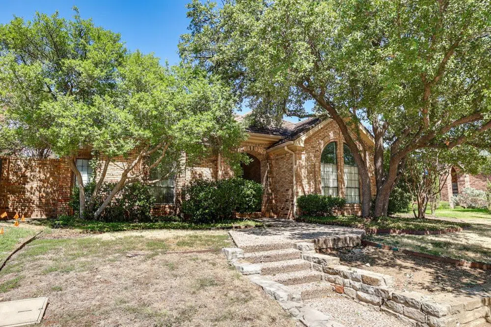 1813 Crockett Circle Irving, TX 75038