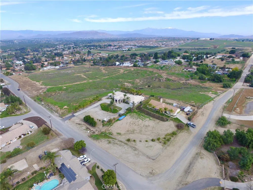 17520 Porter Avenue Woodcrest, CA 92504