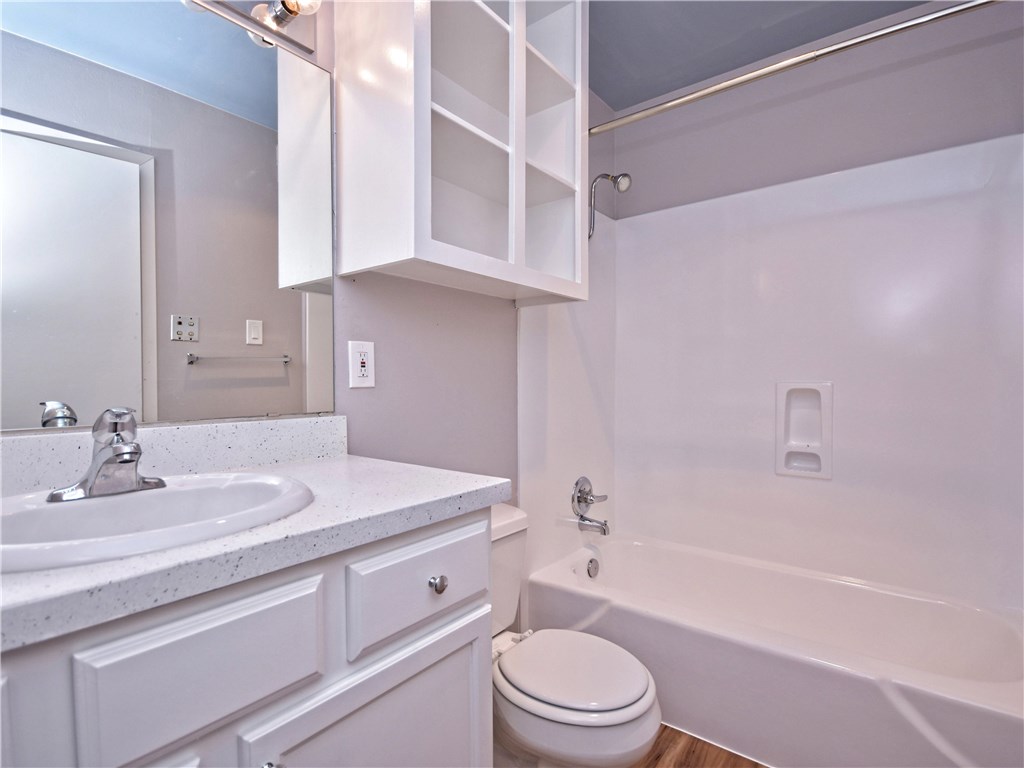 2404 Longview #206 Austin, Tecas 78705