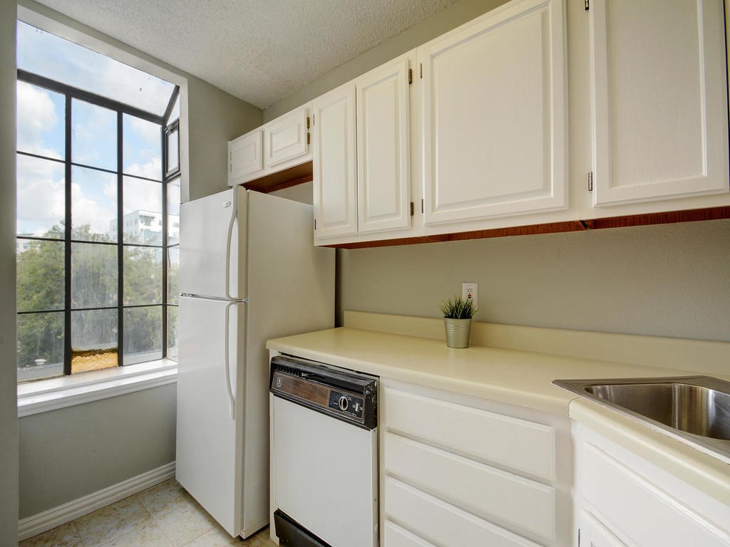 2409 Leon #207 Austin, Texas 78705