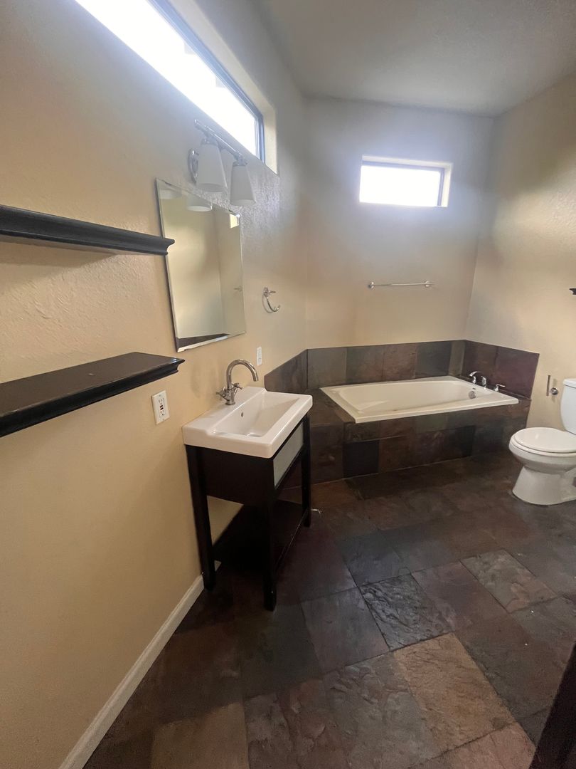 1038 E 43rd B Austin, Texas 78751