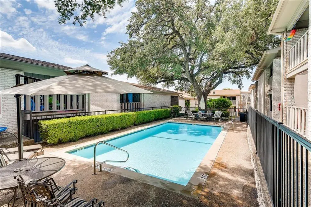 1304 Summit St #206 Austin, Texas 78741