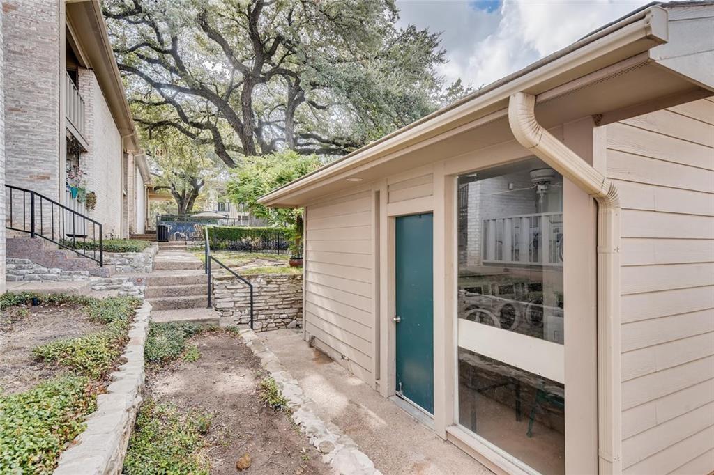 1304 Summit St #206 Austin, Texas 78741