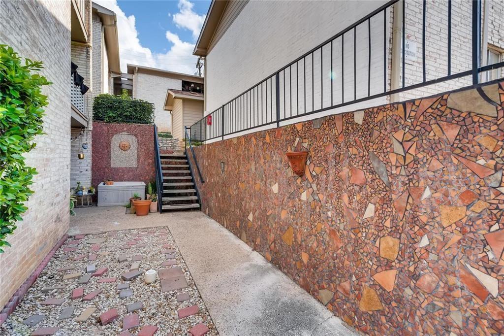 1304 Summit St #206 Austin, Texas 78741